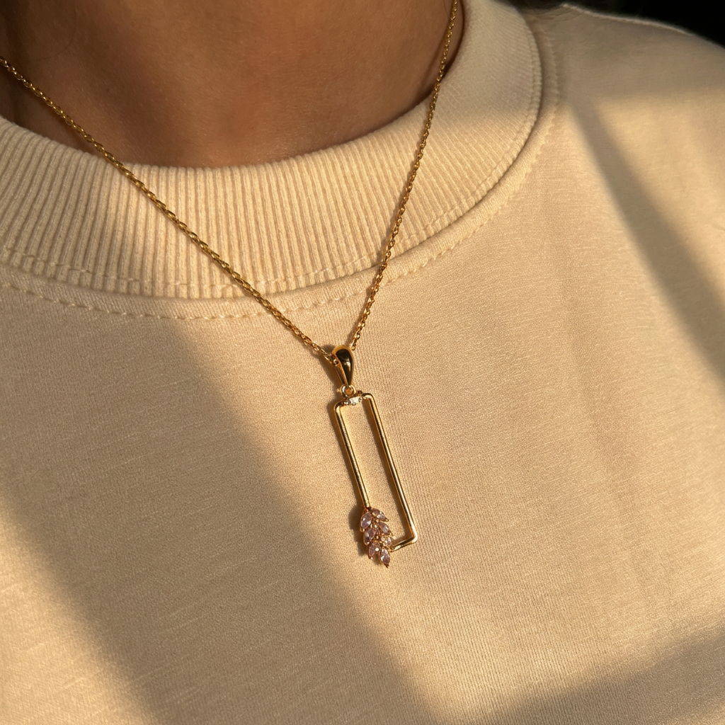 Vivi Pendant Necklace